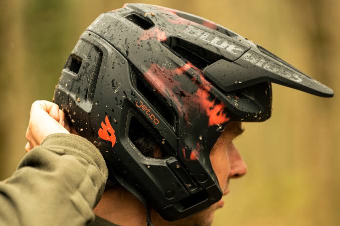 Casco Bluegrass jetro 3/4 MIPS smoki coral