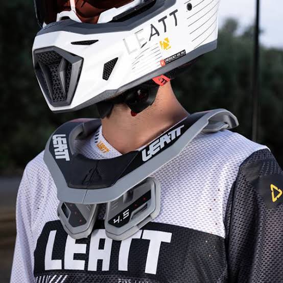 Protector de cuello y cervicales leatt 4.5