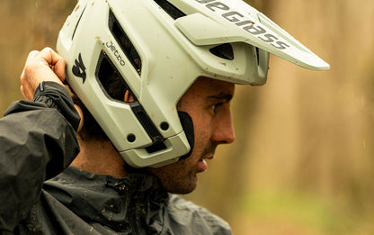 Casco Bluegrass jetro 3/4 MIPS blanco